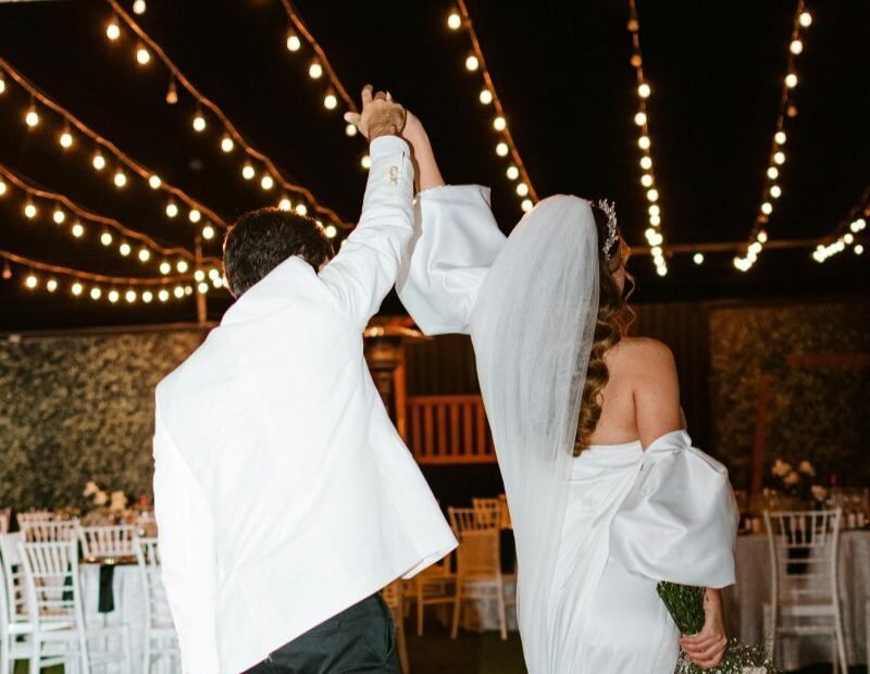 Couple pendant une ouverture de bal sur une petite piste de danse - préparation des mariés pour la valse faite par Première Danse à Paris