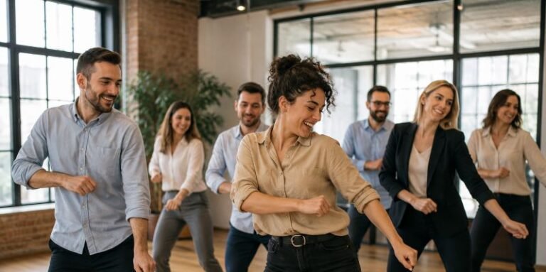 groupe pendant un team building pa Paris - les collègues dansent avec le sourire
