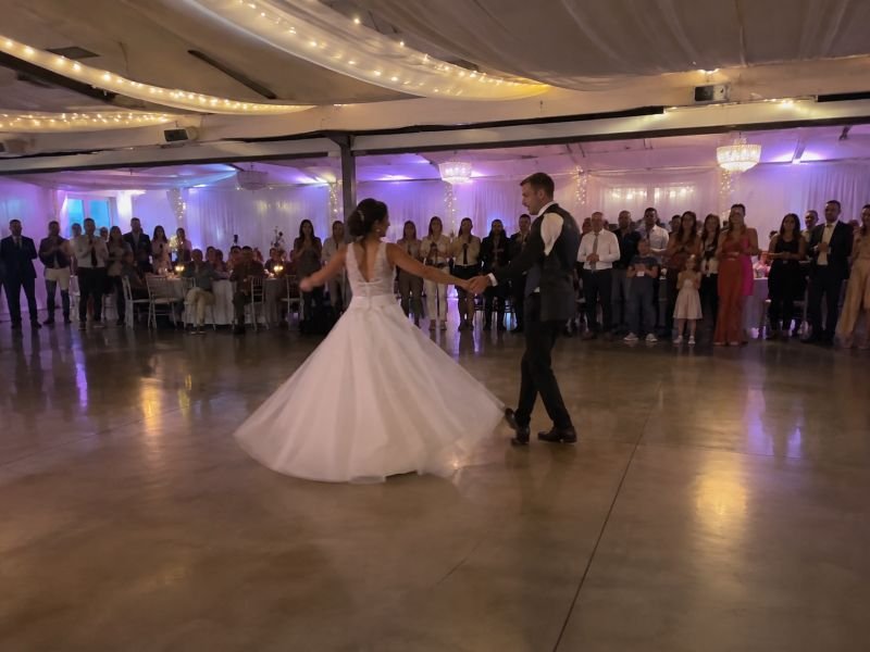 ouverture de bal - cours de danse paris - un couple danse pendant le mariage entouré des invités